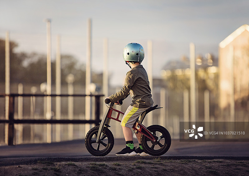 小男孩骑自行车图片素材