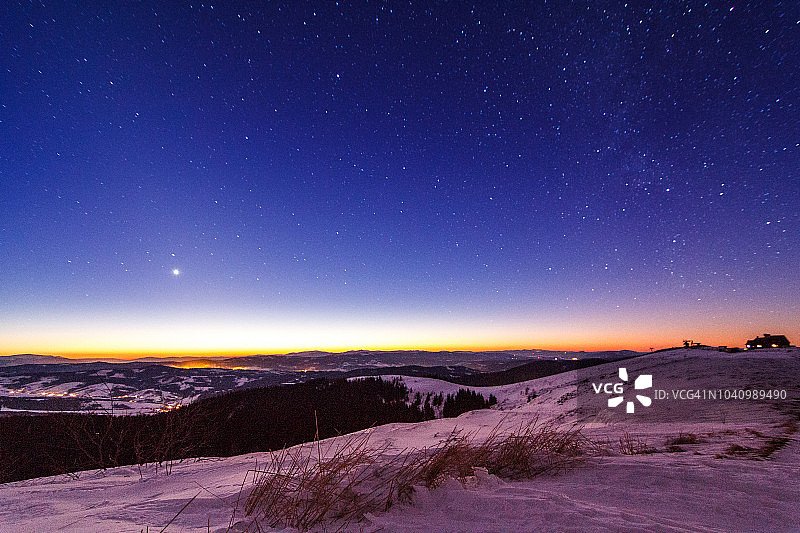 喀尔巴阡山脉的黄昏和星星。图片素材
