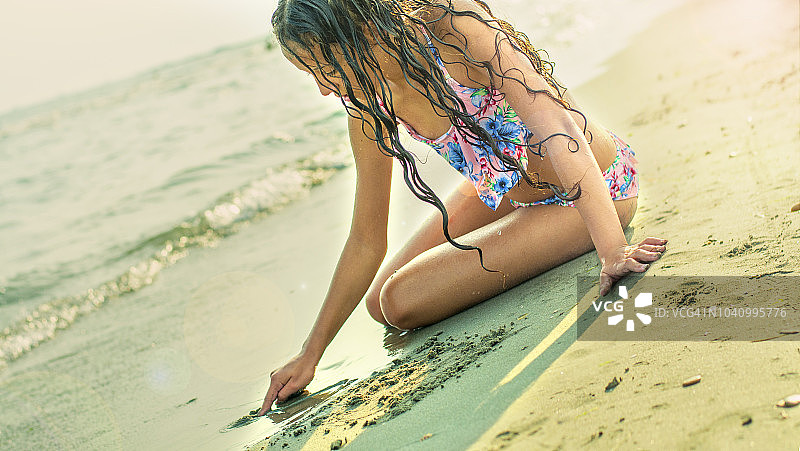 沙滩上的女孩图片素材