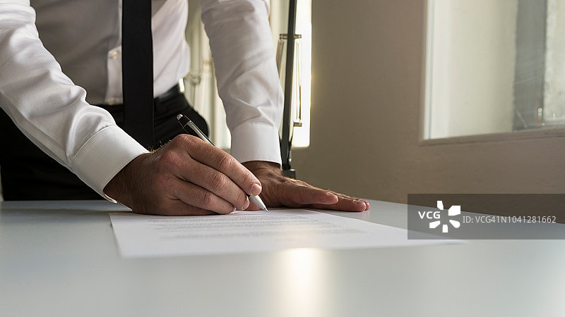 商务人员在办公室签署合同、文件或法律文件图片素材