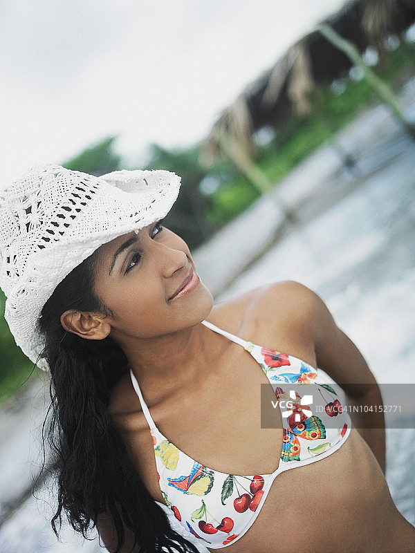 一个年轻女子站在沙滩上的特写图片素材
