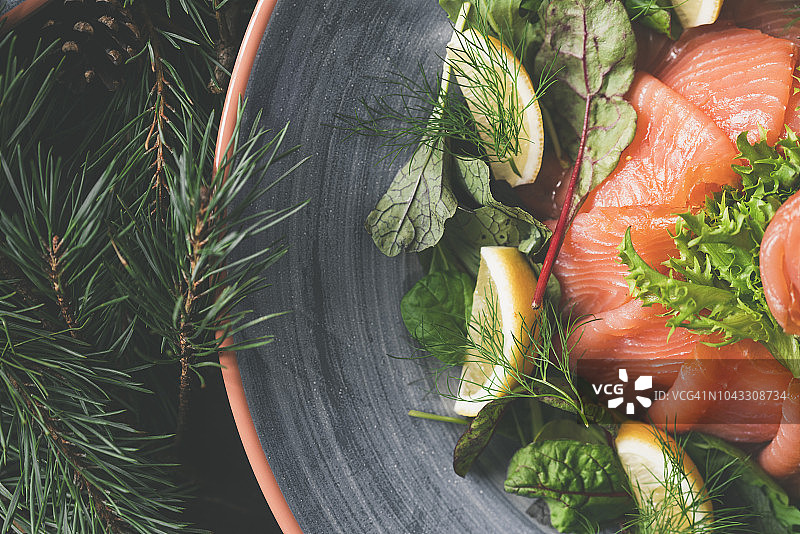 传统瑞典圣诞晚餐配鲑鱼图片素材