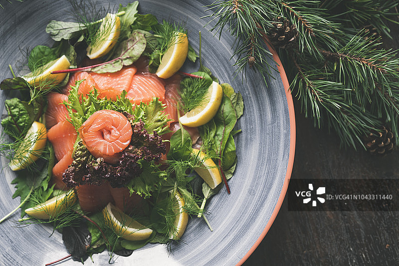 传统瑞典圣诞晚餐配鲑鱼图片素材