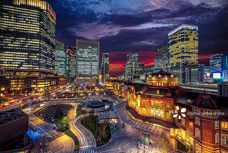 黄昏时分的东京火车站和东京丸之内商务区高层建筑图片素材