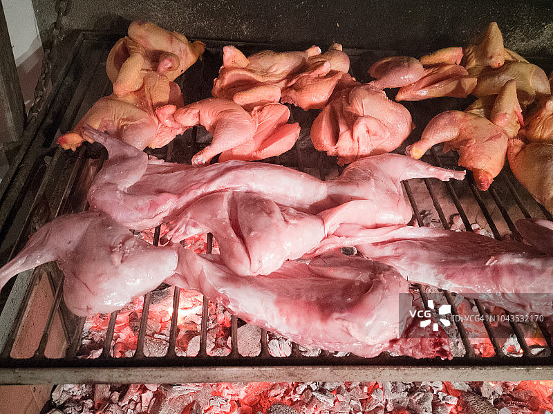 烤鸡和兔肉配煤烤肉图片素材
