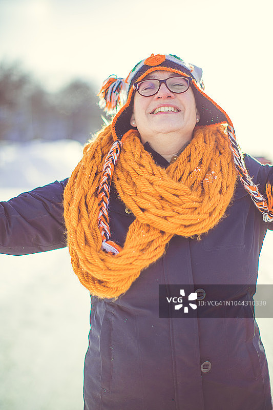 戴猫头鹰编织帽的女人正在享受寒冷的冬天图片素材
