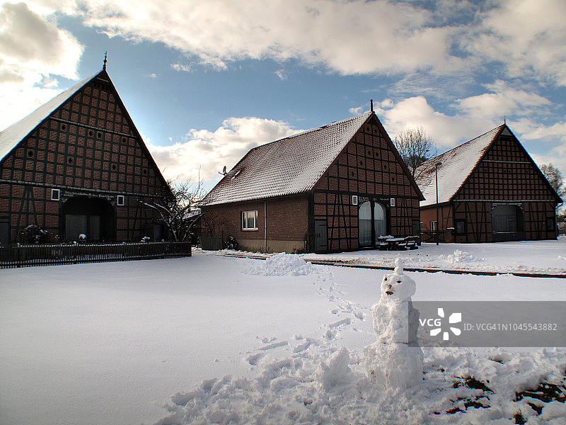 伦斯多夫，尼德萨克森，雪人在中间。朗德林村是中世纪早期德国传统的圆形村庄，是典型的日耳曼-斯拉夫地区。图片素材
