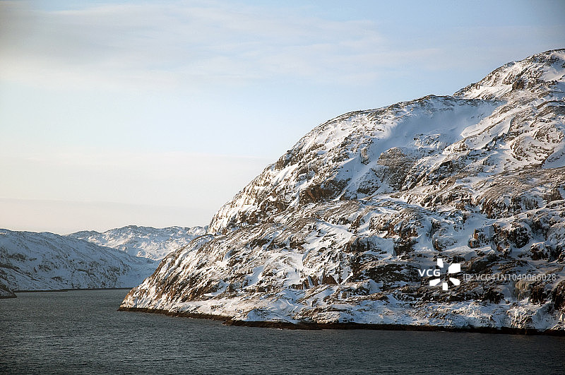 挪威北部Bøkfjorden的冬季峡湾景观和岩面图片素材