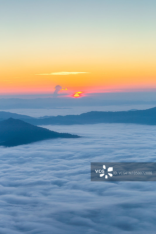 风景与雾在Pha Tung山在日出时间图片素材