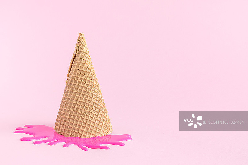 高角度的冰淇淋反对淡粉色的背景最小的创意概念。图片素材