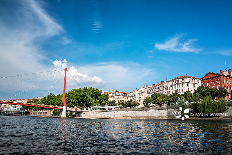 里昂市美丽的建筑建筑和步行桥在阳光明媚的夏日从索恩河的角度看法国图片素材