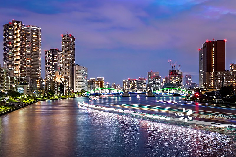 东京天际线Kachidoki桥，筑地桥，摩天大楼，写字楼，游艇照明，在sumida河，东京，日本晚上。图片素材