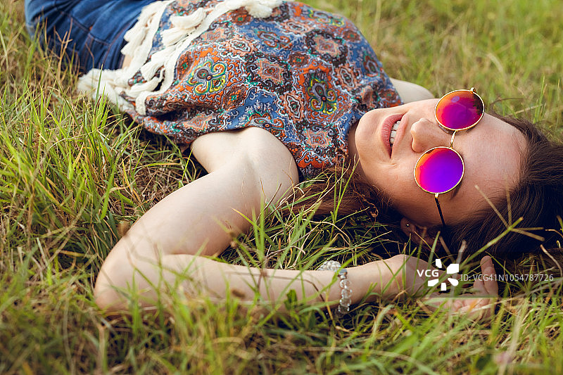 年轻女子躺在草地上图片素材