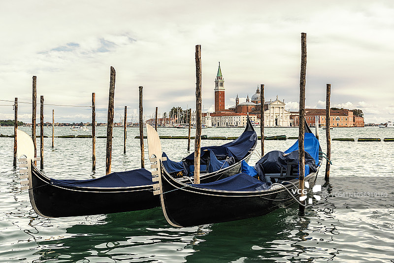 意大利，威尼斯，贡多拉在圣乔治马焦雷前图片素材