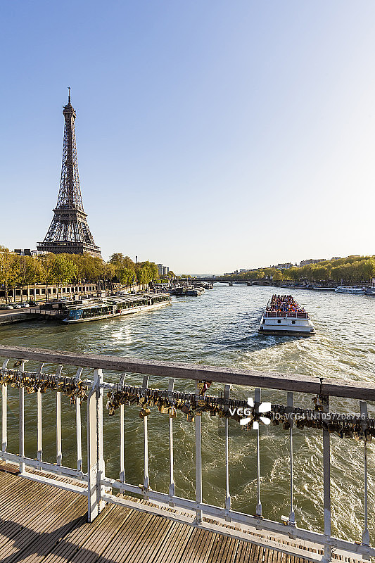 法国，巴黎，塞纳河游船，埃菲尔铁塔图片素材