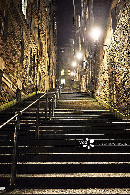 爱丁堡老城区，沃里斯顿的陡峭楼梯，夜晚街灯明亮图片素材