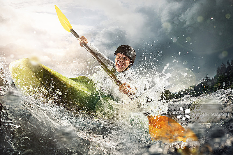 激流皮划艇，极限皮划艇。一个女人乘着皮艇在山间的河流上航行图片素材