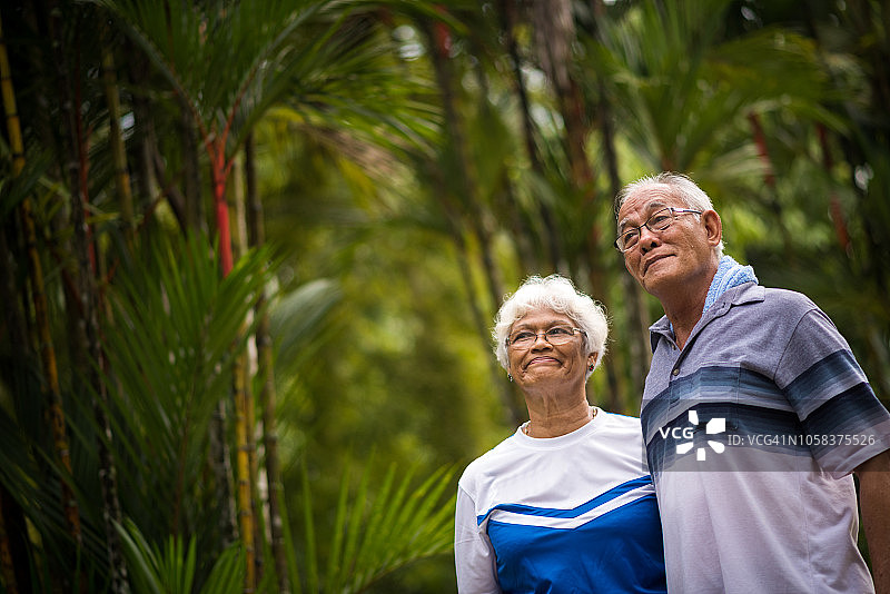 活跃的老年夫妇享受健康的生活方式图片素材