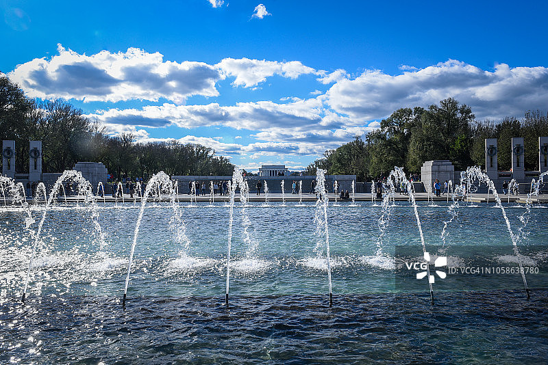 在阳光明媚的下午，华盛顿特区的二战纪念碑喷泉图片素材