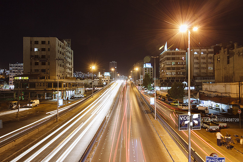 大马士革，夜晚的城市道路图片素材