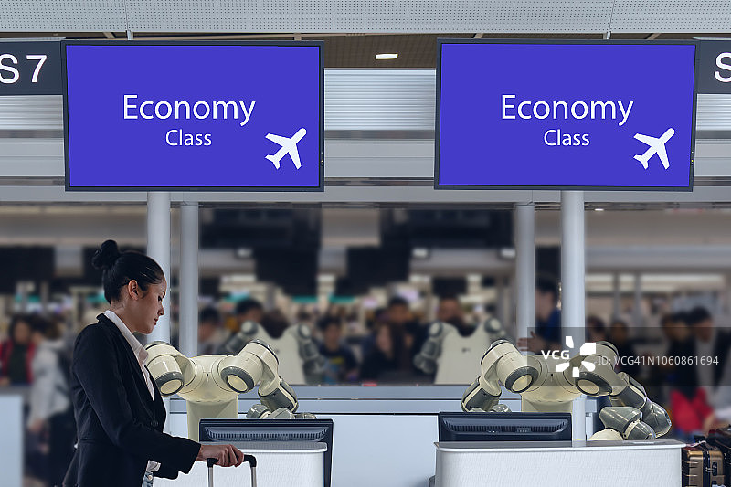 智能酒店在酒店行业4.0的概念中，前台机器人(机器人助手)在机场柜台办理随时欢迎旅客的服务是预订、登机信息的提供图片素材