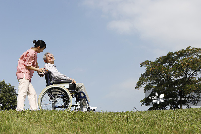 护士用轮椅推病人图片素材