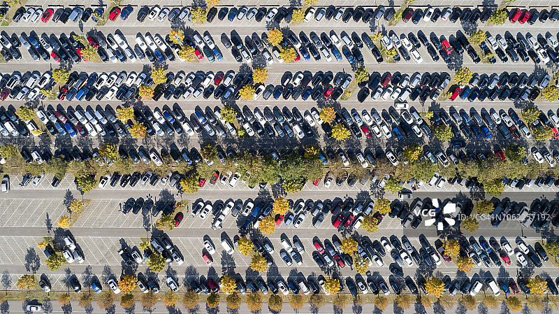 一个装满汽车的大型停车场的鸟瞰图图片素材