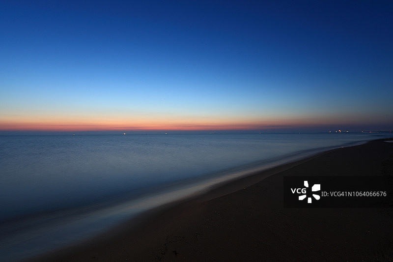 海滩上田园诗般的日落图片素材