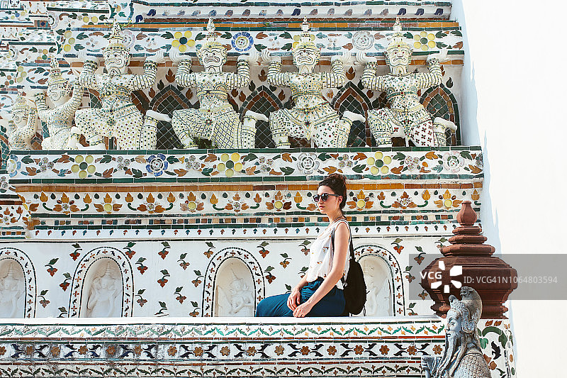年轻的女游客在著名的曼谷卧佛寺图片素材