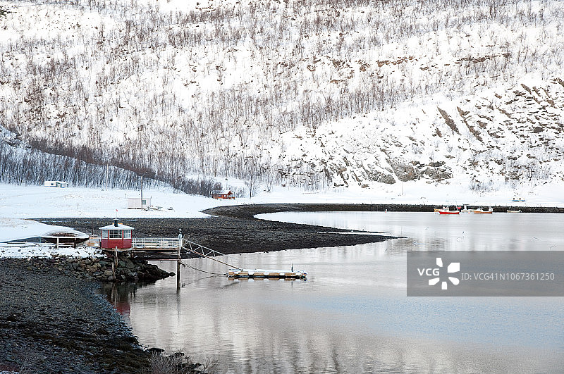 挪威北部芬马克郡斯尤尔斯约克的港口和木屋图片素材