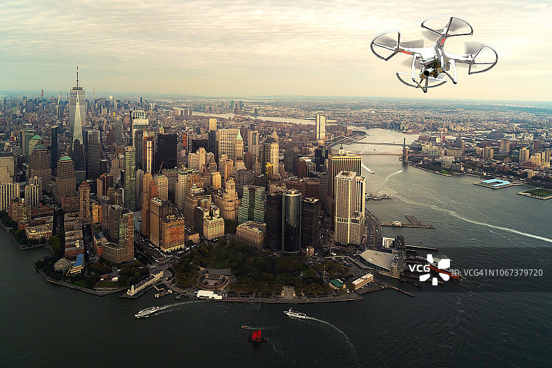 多架无人机在美国纽约曼哈顿下城上空飞行。图片素材