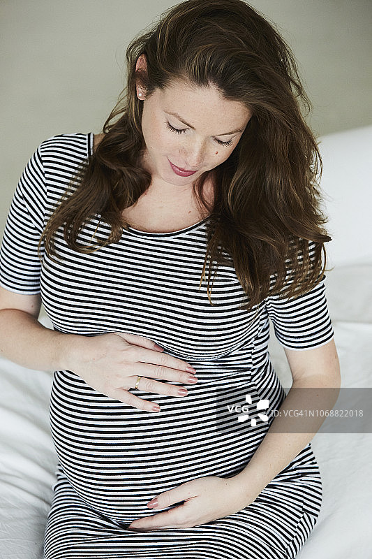 一个美丽快乐的成年孕妇的肖像图片素材