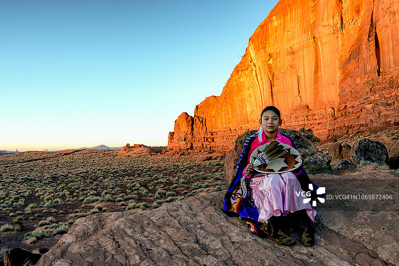 纳瓦霍印第安少女户外肖像图片素材