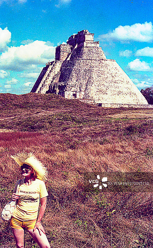 妇女参观古代墨西哥遗址图片素材