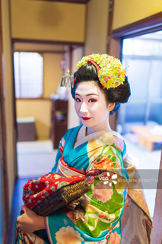 舞子学徒艺妓在传统的日本房子里行走图片素材