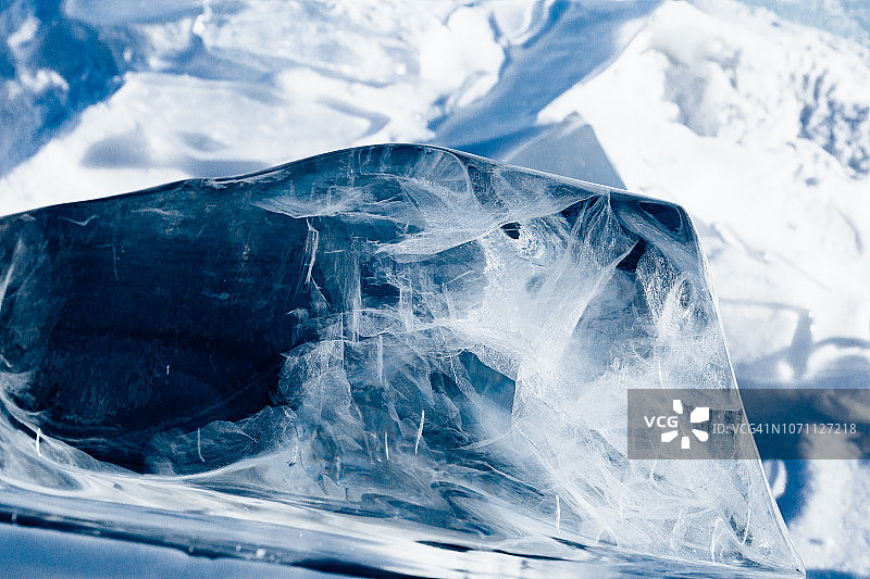 大块大块的冰在阳光下闪闪发光。北极冬季的背景。图片素材