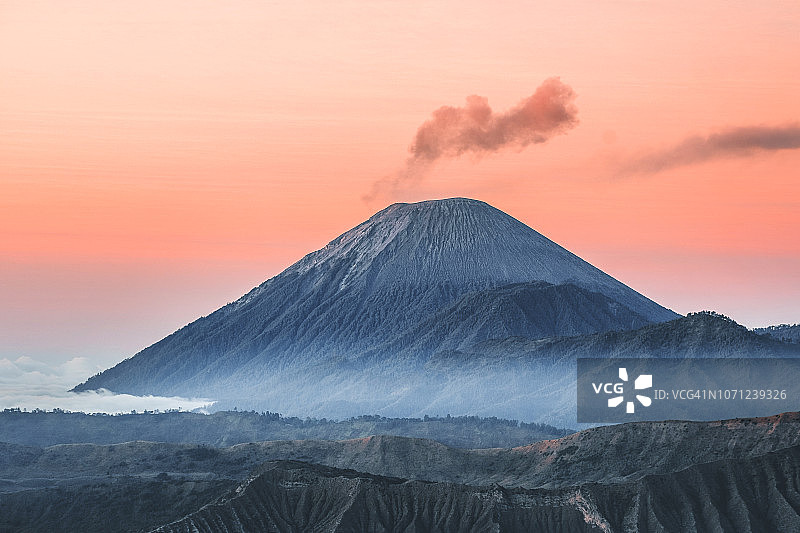 印度尼西亚东爪哇的布罗莫火山日出图片素材