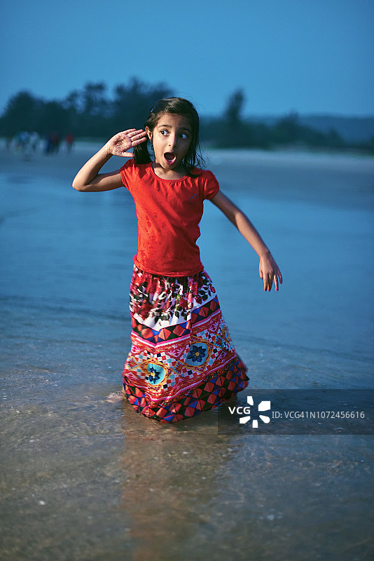 年轻的女孩(4-5岁)在海滩上玩图片素材