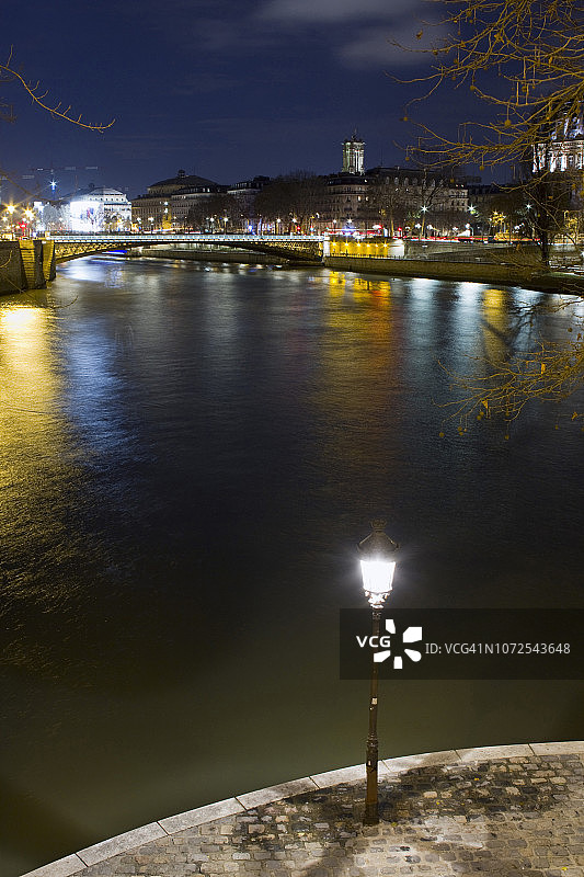 法国，巴黎，圣路易岛，冬天夜晚的路灯。图片素材