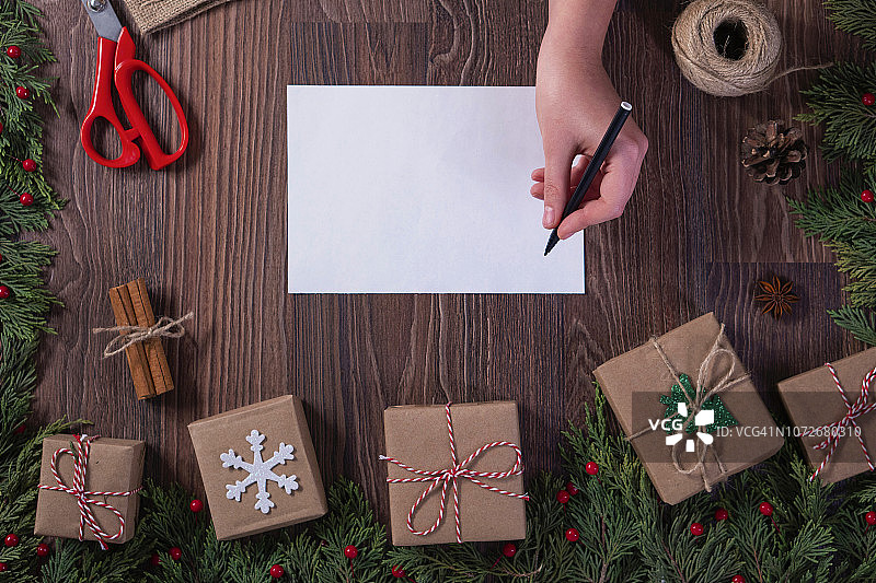圣诞礼物，女人手写用的字图片素材
