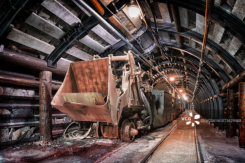 煤矿地下走廊与货运列车车厢图片素材