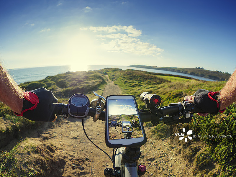 法国，布列塔尼，圣安妮，特雷格，山地电动自行车上的手机图片素材