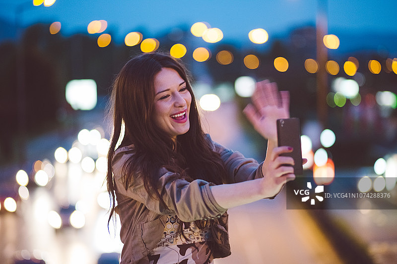 在城里享受视频通话的快乐女人图片素材