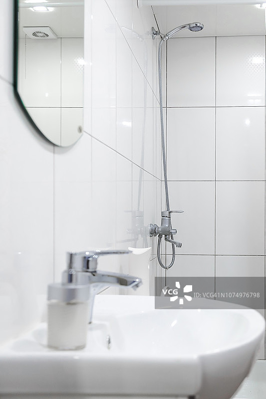 浴室里的白色水槽和钢制水龙头图片素材