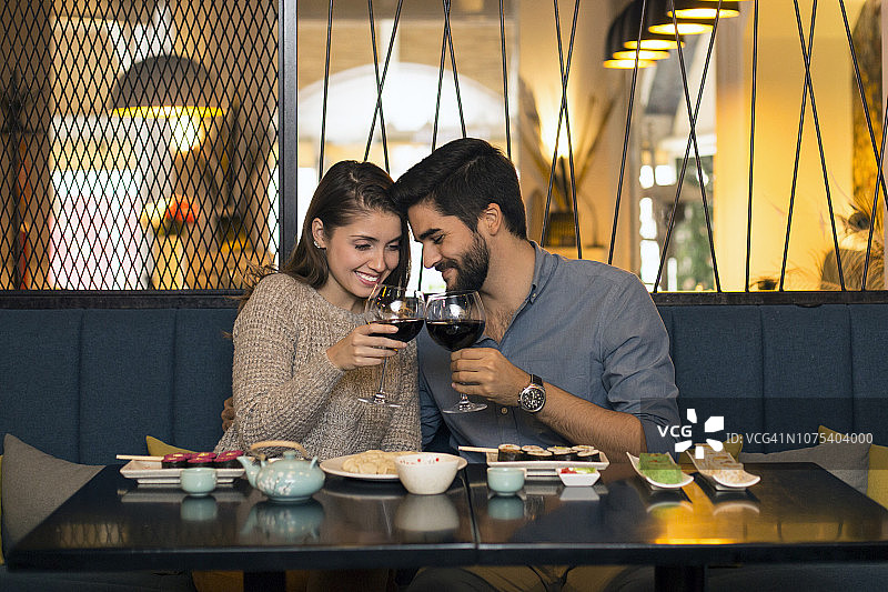 餐厅里一对浪漫的小情侣图片素材