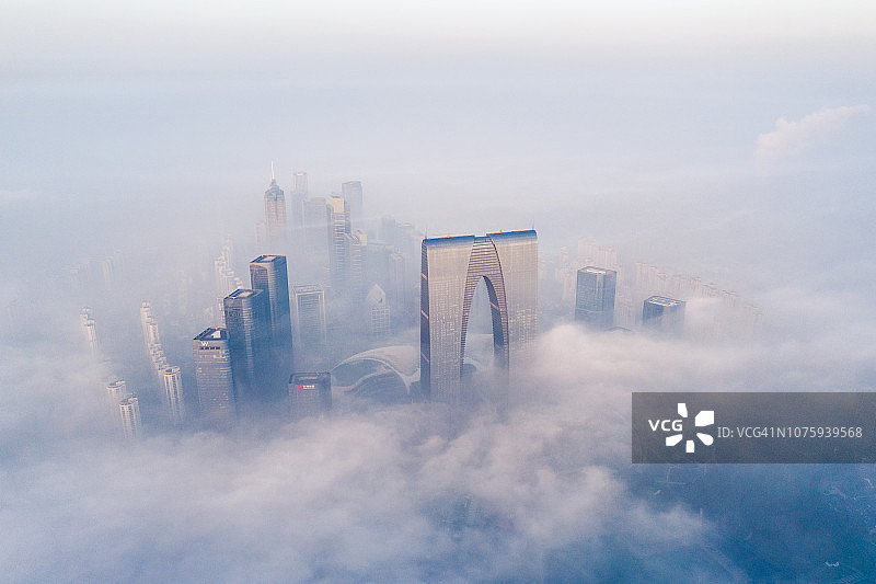 日出时高楼间平流雾俯瞰苏州图片素材