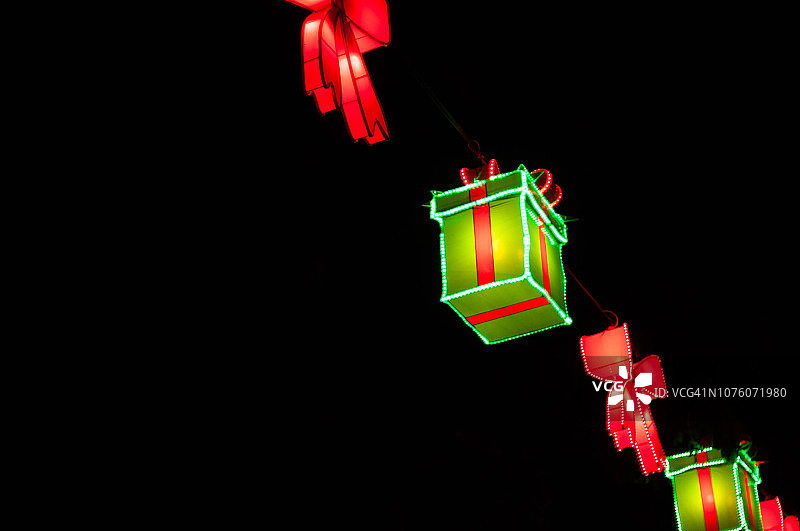 圣诞彩灯夜晚的圣诞彩灯装饰图片素材