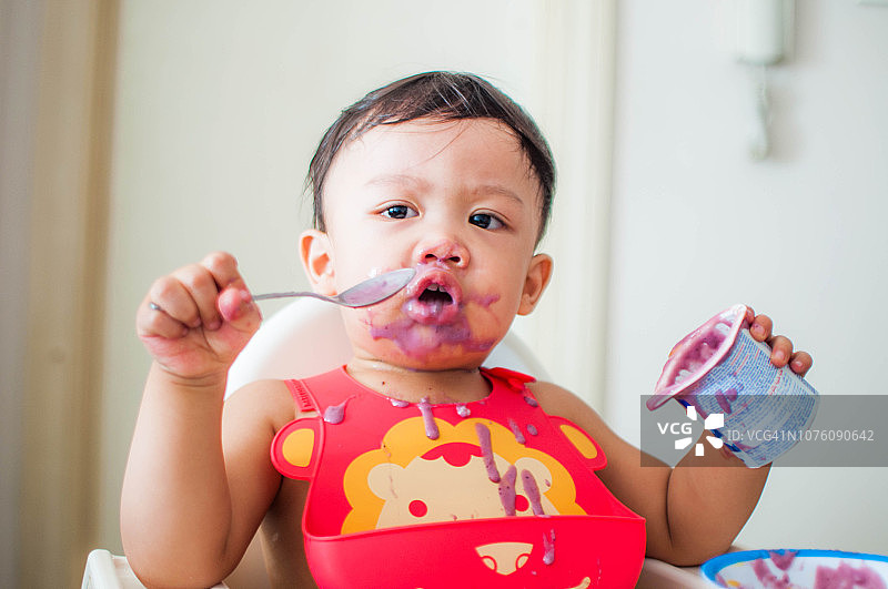 一个小男孩正在吃婴儿食品图片素材