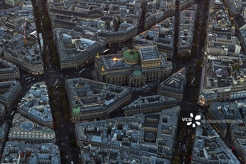 夕阳西下，空中飞过法国巴黎的加尼埃宫图片素材
