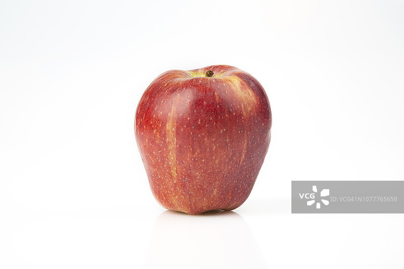 红色的苹果，叶子孤立在白色背景上图片素材